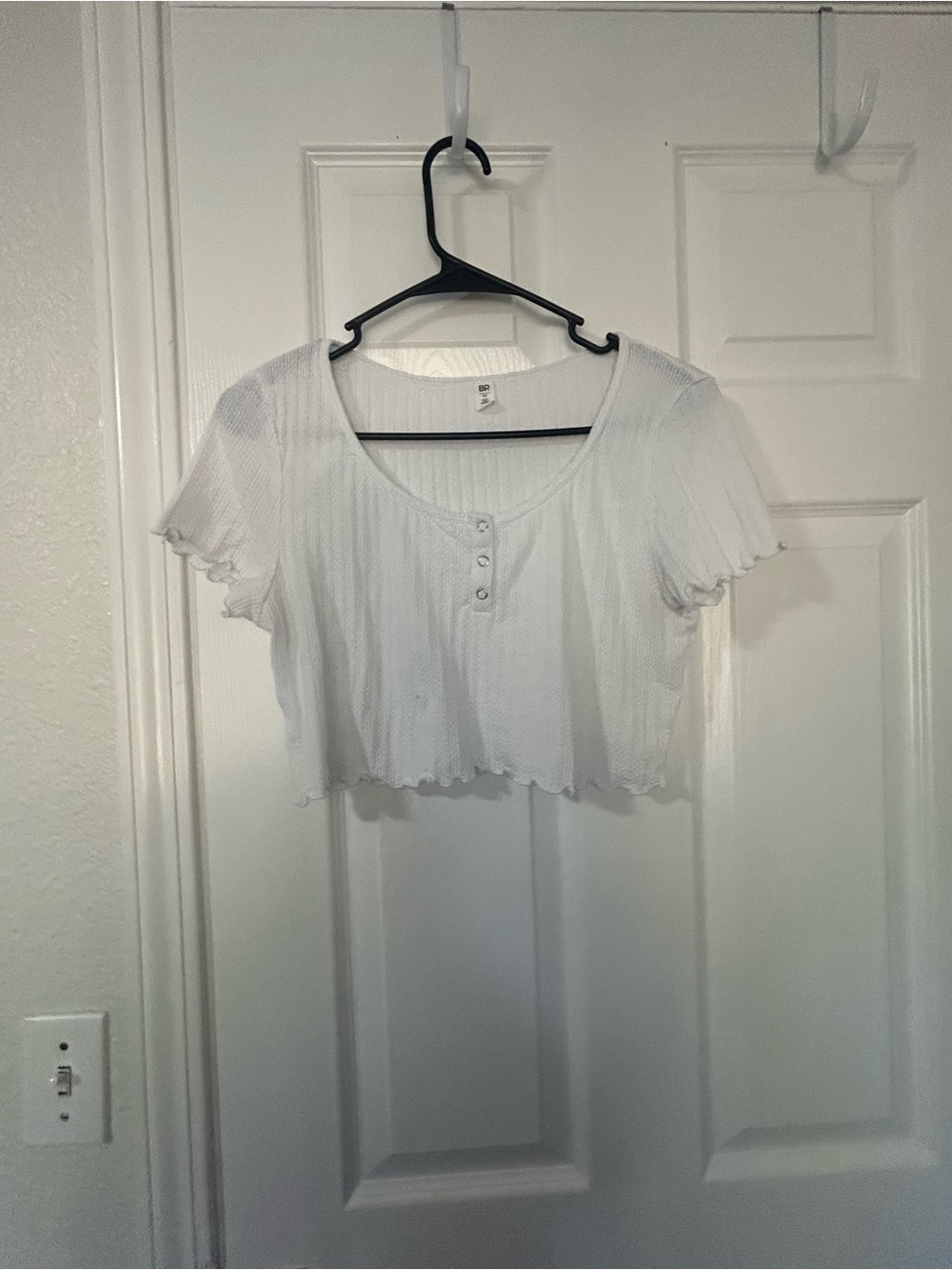 bp White Ribbed Scoop-Neck Cropped Tee with Buttons